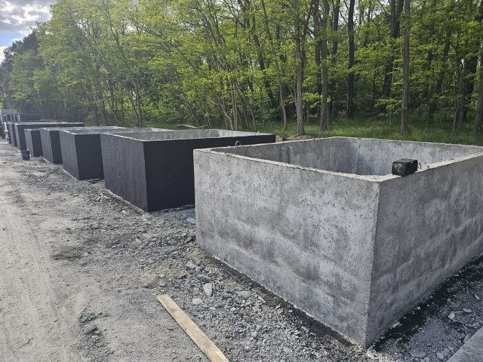 Plac produkcyjny z szambami betonowymi Lubniewice gotowymi do transportu