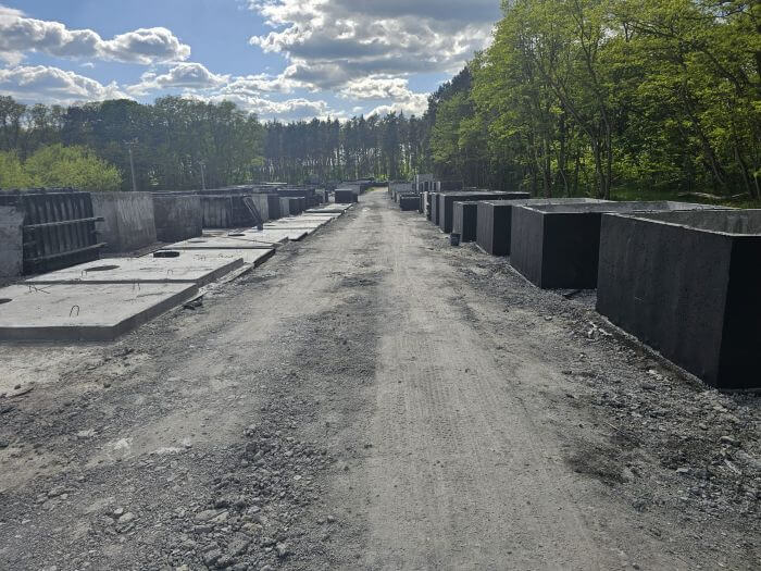 Plac z gotowymi szambami betonowymi Lubniewice w różnych rozmiarach